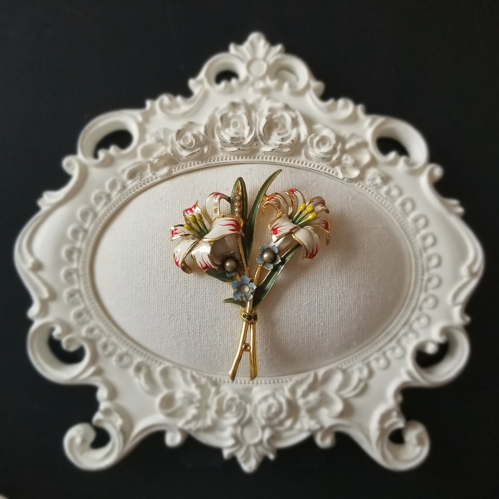 Lily Bouquet Brooch With Moving Stamens